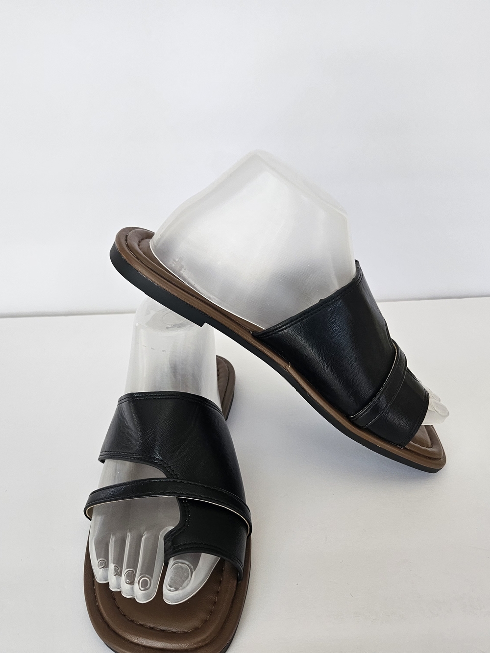 Chic Black Leather Toe Loop Sandals Flat Slide Mules Women's Size 8.5 / EU 38 Co - Picture 3 of 12